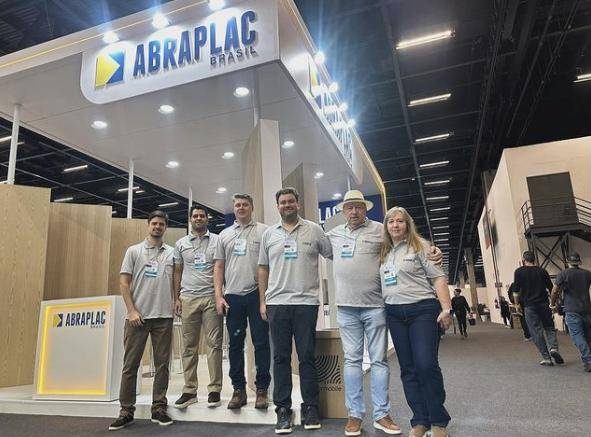 Equipe da Abraplac em frente ao estande da empresa na Formóbile