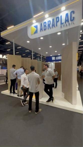 Visitantes no estande da Abraplac na feira