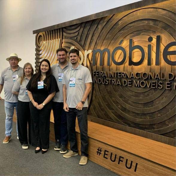 Equipe da Abraplac em frente ao painel da Formóbile