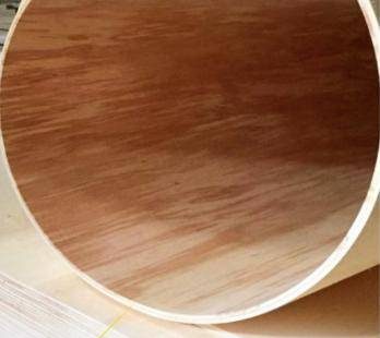 Compensado flexível curvado formando um arco